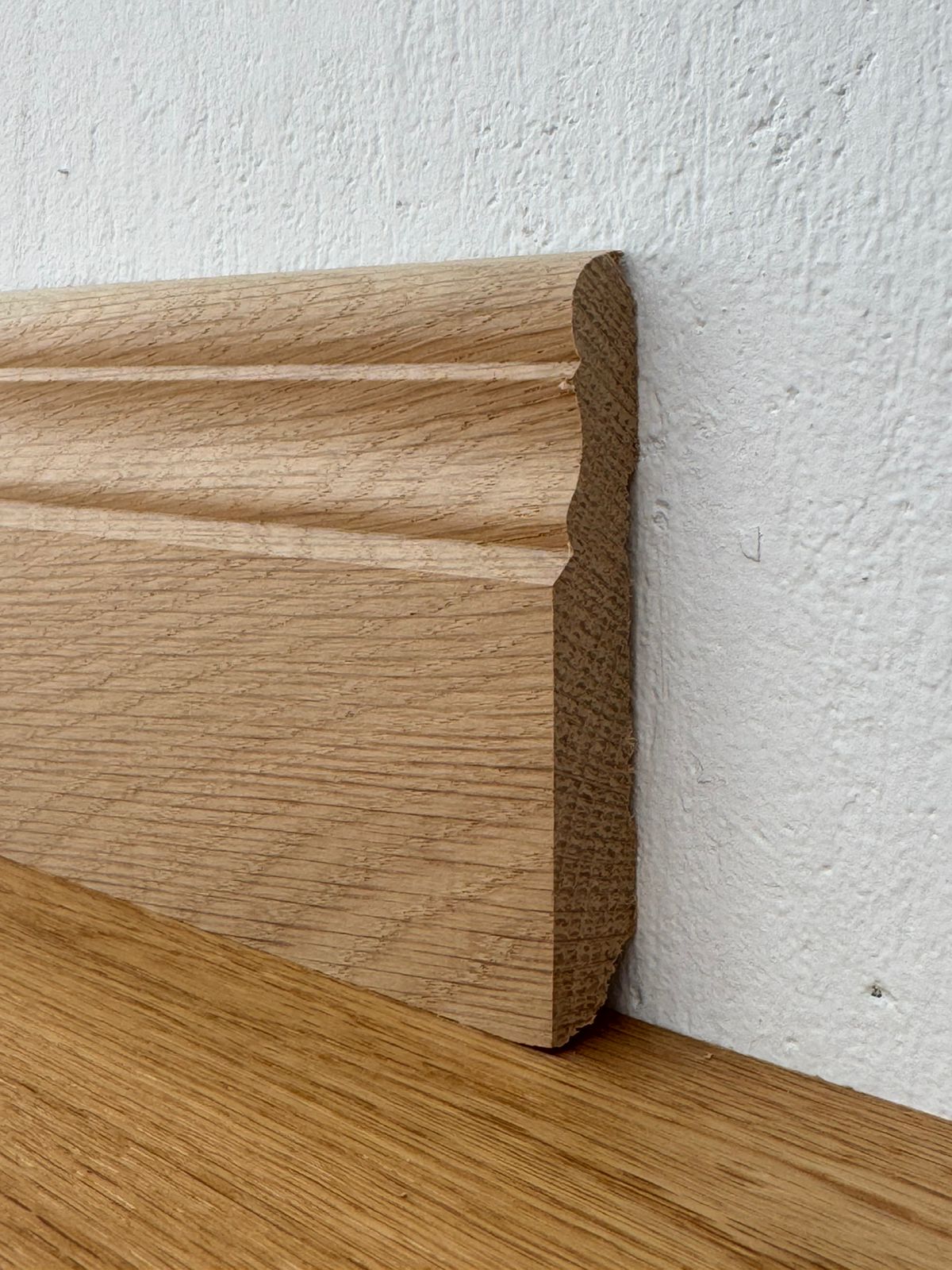 Плинтус массив Дуб фигурный без покрытия 100х17мм